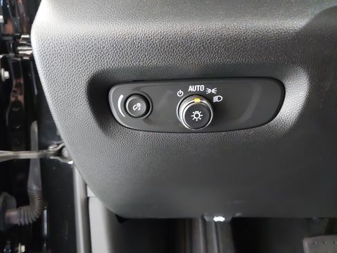 Used 2023 Chevrolet Traverse LT image 24