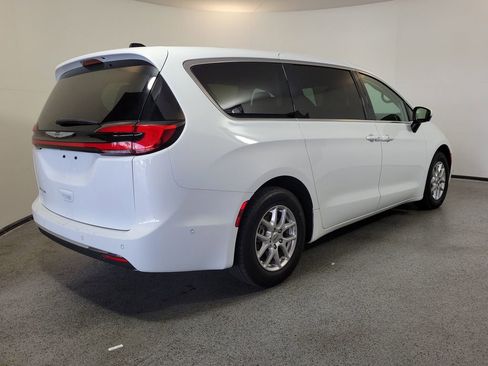 Used 2023 Chrysler Pacifica Touring-L FWD image 6