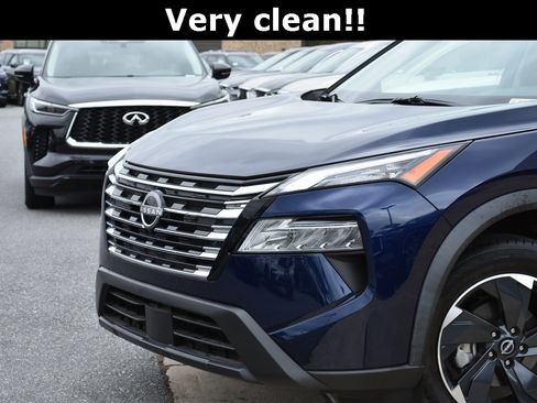 Used 2025 Nissan Rogue SV image 2