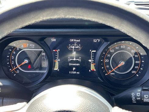 Used 2025 Jeep Wrangler Sahara image 17