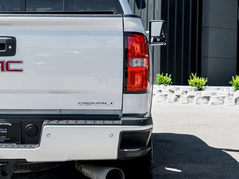Used 2019 GMC Sierra 2500 Denali w/ Duramax Plus Package AWD/4WD image 15
