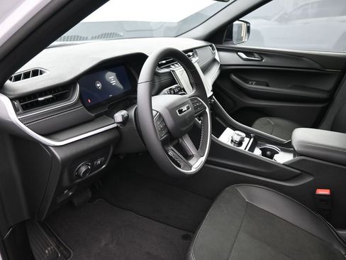 New 2025 Jeep Grand Cherokee Altitude image 18