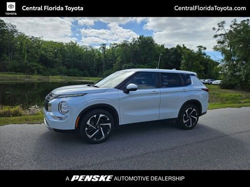 Used 2024 Mitsubishi Outlander SE image 1