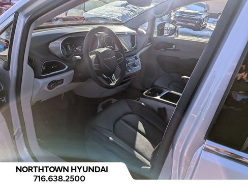 Used 2024 Chrysler Pacifica Touring-L image 11