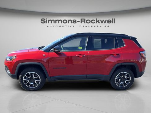 Used 2025 Jeep Compass Trailhawk AWD/4WD image 2