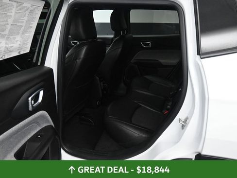 Used 2024 Jeep Compass Latitude image 17