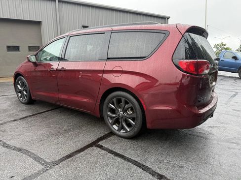 Used 2020 Chrysler Pacifica Limited FWD image 2