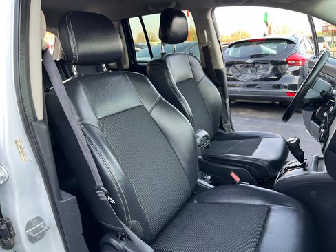 Used 2017 Jeep Compass Latitude AWD/4WD image 31