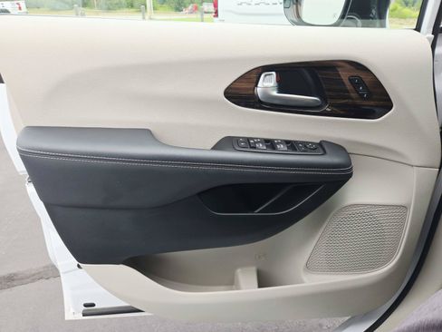Used 2024 Chrysler Pacifica Limited FWD image 38