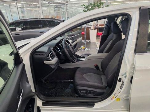Used 2018 Toyota Camry LE FWD image 8