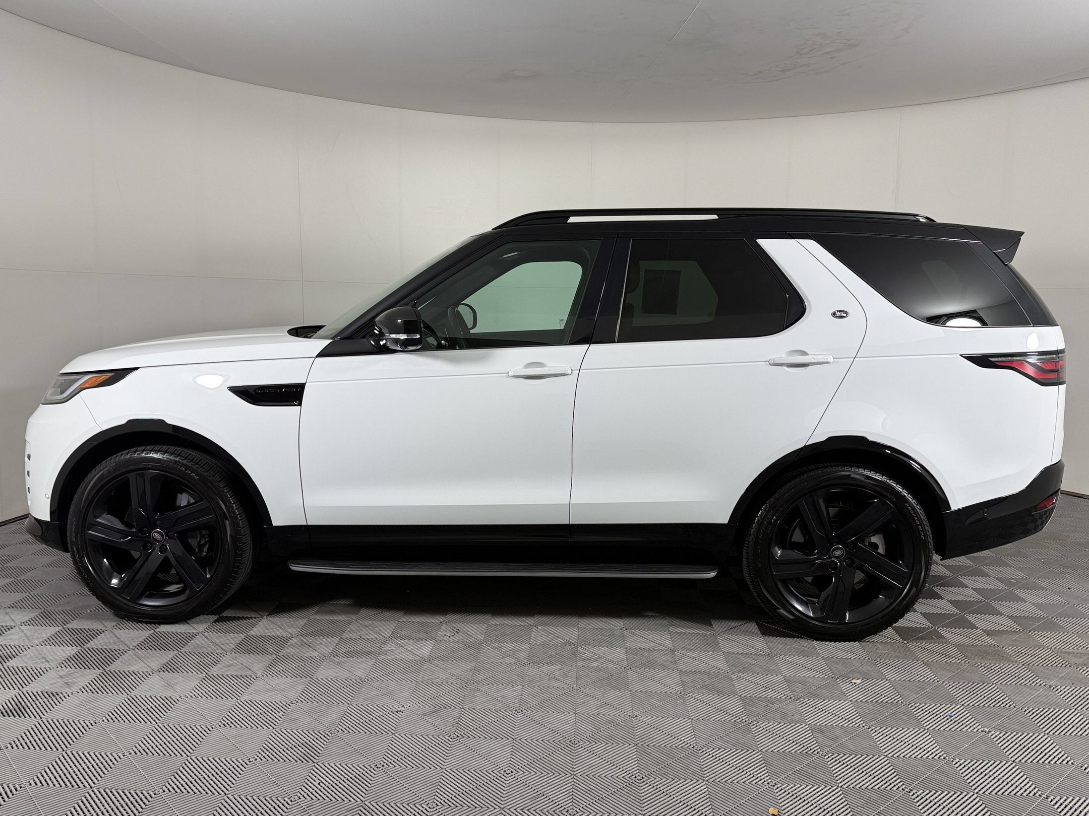 Used 2025 Land Rover Discovery Dynamic SE AWD/4WD image 2