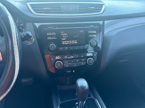 Used 2016 Nissan Rogue SV FWD image 14