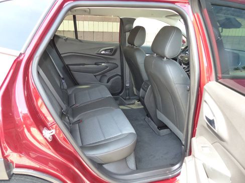 Used 2025 Chevrolet Trax LT w/ LT Convenience Package FWD image 30