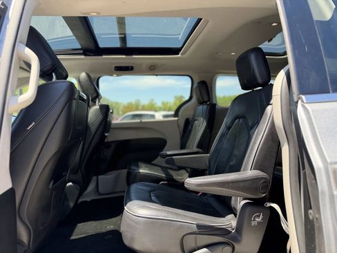 Used 2018 Chrysler Pacifica Limited FWD image 23
