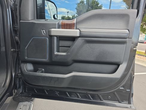 Used 2015 Ford F150 Platinum w/ Equipment Group 701A Luxury AWD/4WD image 29
