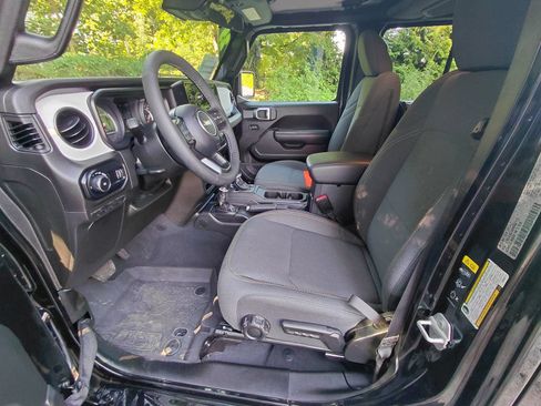 Used 2025 Jeep Wrangler Unlimited Sport AWD/4WD image 25