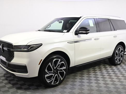 New 2026 Lincoln Navigator Reserve image 2