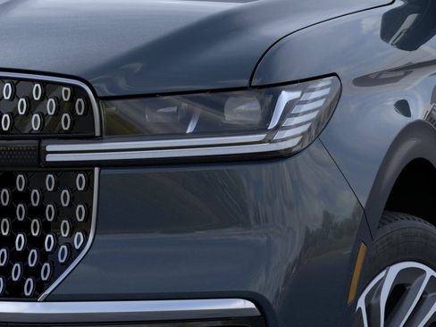 New 2026 Lincoln Navigator L Premier AWD/4WD image 18