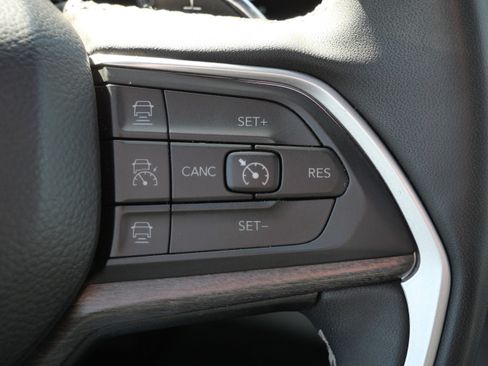 Used 2024 Jeep Grand Cherokee L Limited w/ Luxury Tech Group II image 32