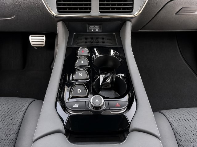 New 2025 VinFast VF 8 Plus AWD/4WD image 15