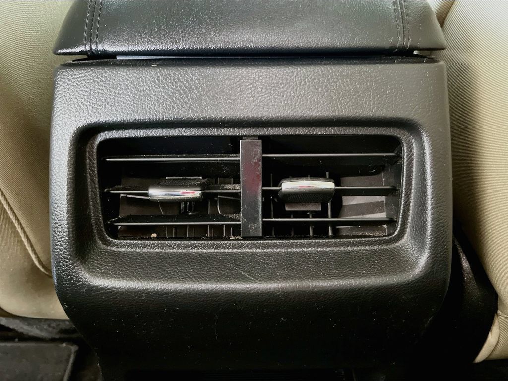 Used 2020 Ford Edge SE FWD image 26