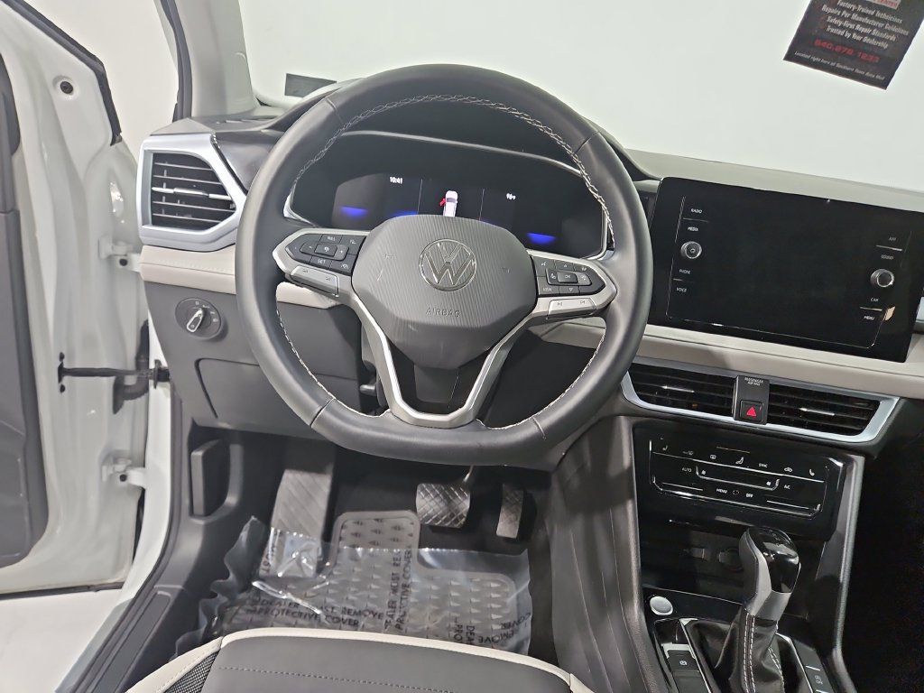 Used 2025 Volkswagen Taos SE w/ Panoramic Sunroof Package FWD image 16