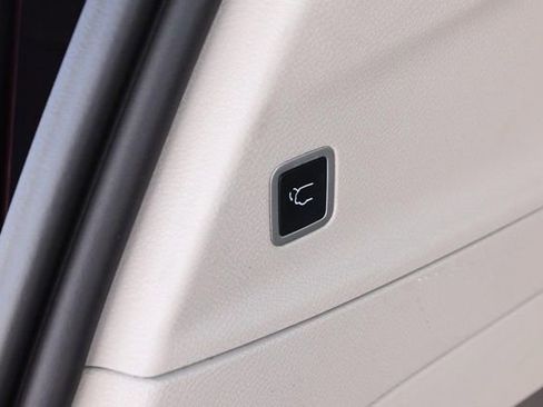 Used 2023 Chrysler Voyager LX image 8