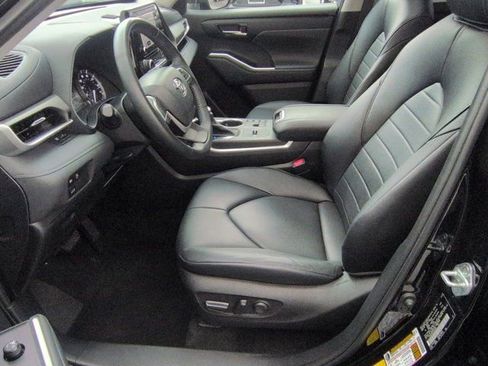 Used 2023 Toyota Highlander XLE FWD image 8