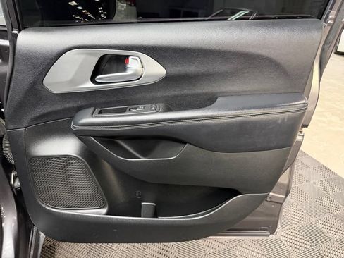 Used 2018 Chrysler Pacifica Touring Plus w/ S Appearance Package FWD image 49