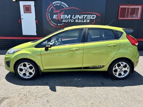 Used 2013 Ford Fiesta Titanium w/ Black Sport Appearance Pkg FWD image 3