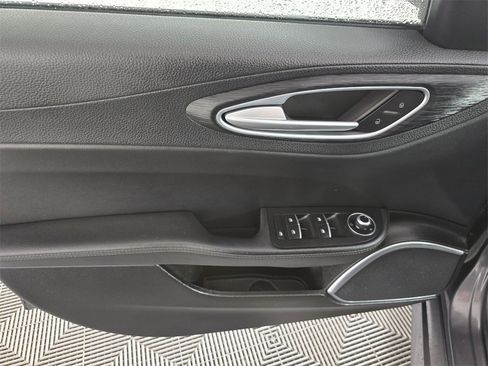 Used 2019 Alfa Romeo Giulia Base image 24