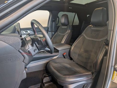 Used 2025 Ford Explorer ST image 7