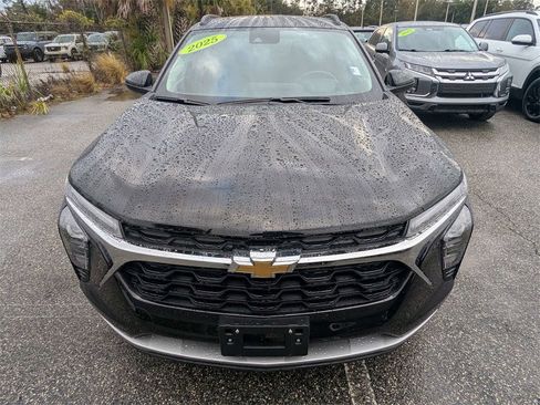 Used 2025 Chevrolet Trax LT w/ LT Convenience Package image 9