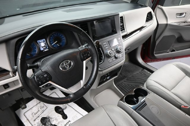 Used 2017 Toyota Sienna XLE w/ Outdoor Package FWD image 25