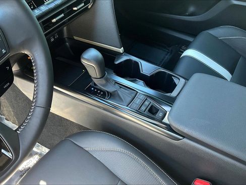 Used 2025 Toyota Camry SE w/ Convenience Package image 18