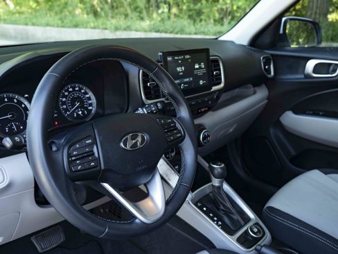 Used 2021 Hyundai Venue SEL FWD image 16