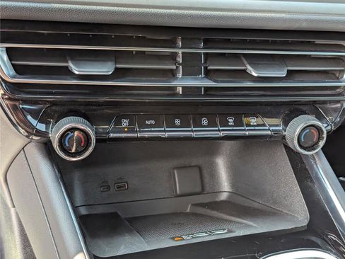 Used 2025 Chevrolet Traverse LT image 27