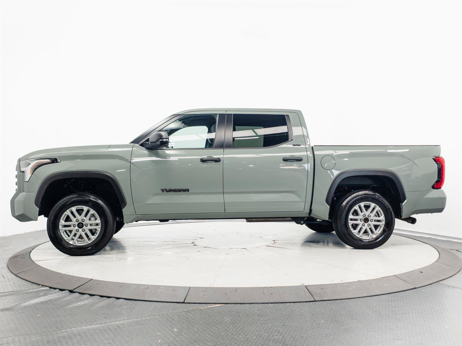 Used 2025 Toyota Tundra SR5 w/ SR5 Convenience Package AWD/4WD image 9