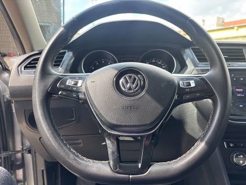 Used 2021 Volkswagen Tiguan SE w/ Panoramic Sunroof Package image 8