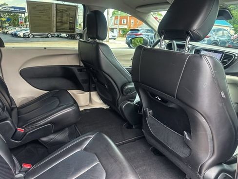 Used 2023 Chrysler Pacifica Touring-L FWD image 24