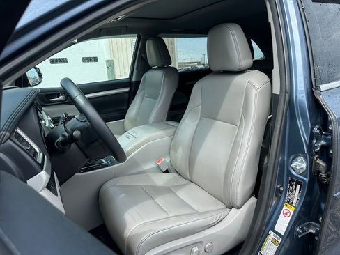 Used 2017 Toyota Highlander XLE w/ Carpet Mat Package image 18