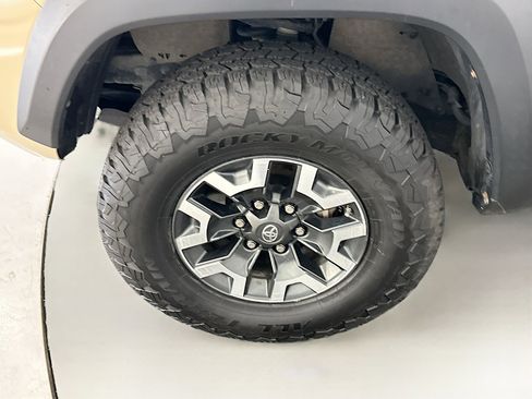 Used 2017 Toyota Tacoma TRD Off-Road w/ Premium & Technology Package AWD/4WD image 11