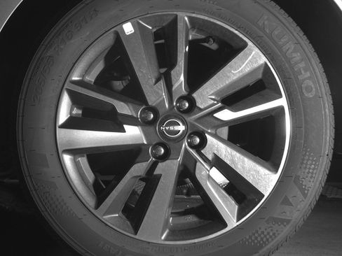 Used 2025 Nissan Versa SV image 14