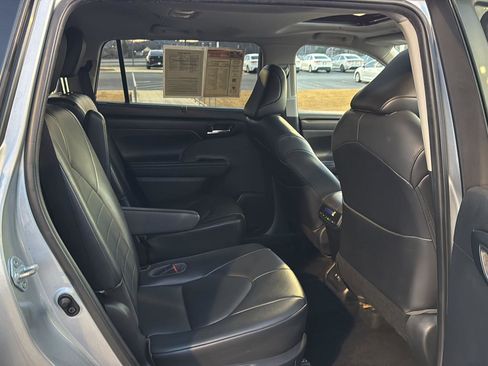 Used 2021 Toyota Highlander XLE image 11