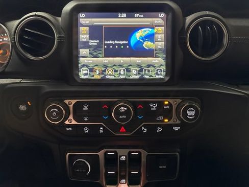 Used 2018 Jeep Wrangler Unlimited Sahara AWD/4WD image 8