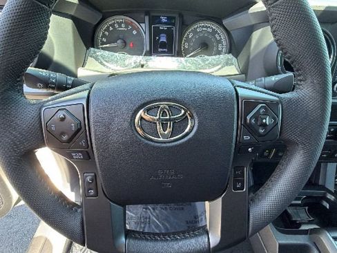 Used 2021 Toyota Tacoma TRD Off-Road w/ Technology Package AWD/4WD image 18