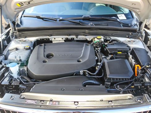 Used 2025 Volvo XC40 B5 Plus image 28