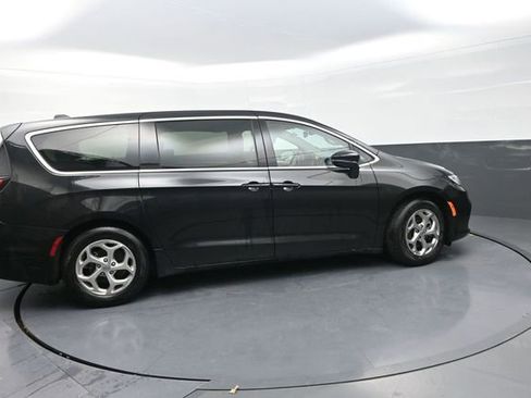 Used 2024 Chrysler Pacifica Limited image 9
