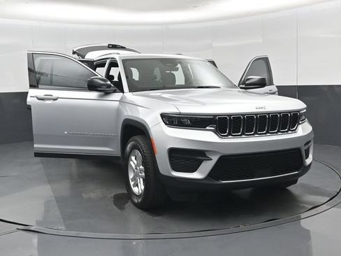 Used 2025 Jeep Grand Cherokee Laredo AWD/4WD image 55