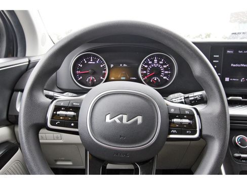 Used 2024 Kia Carnival LX FWD image 17
